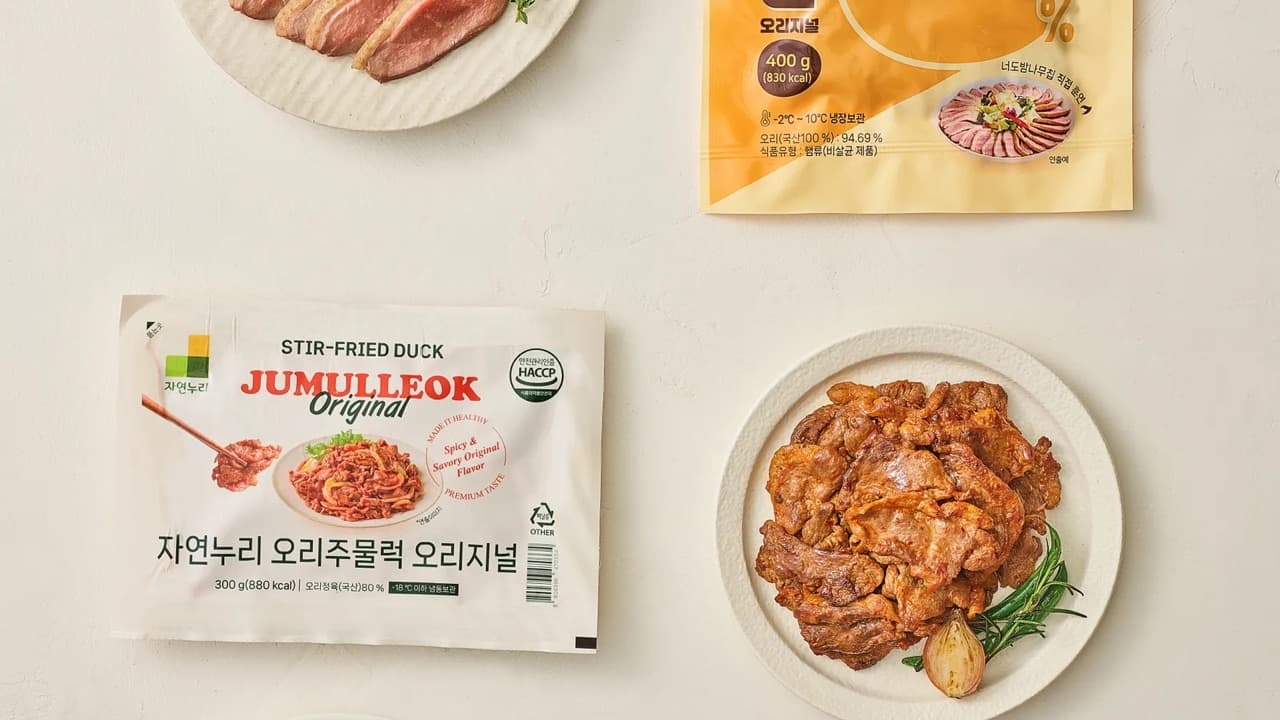 제품 봉지와 조리 음식을 함께 배치한 식품 표시 확인 컷