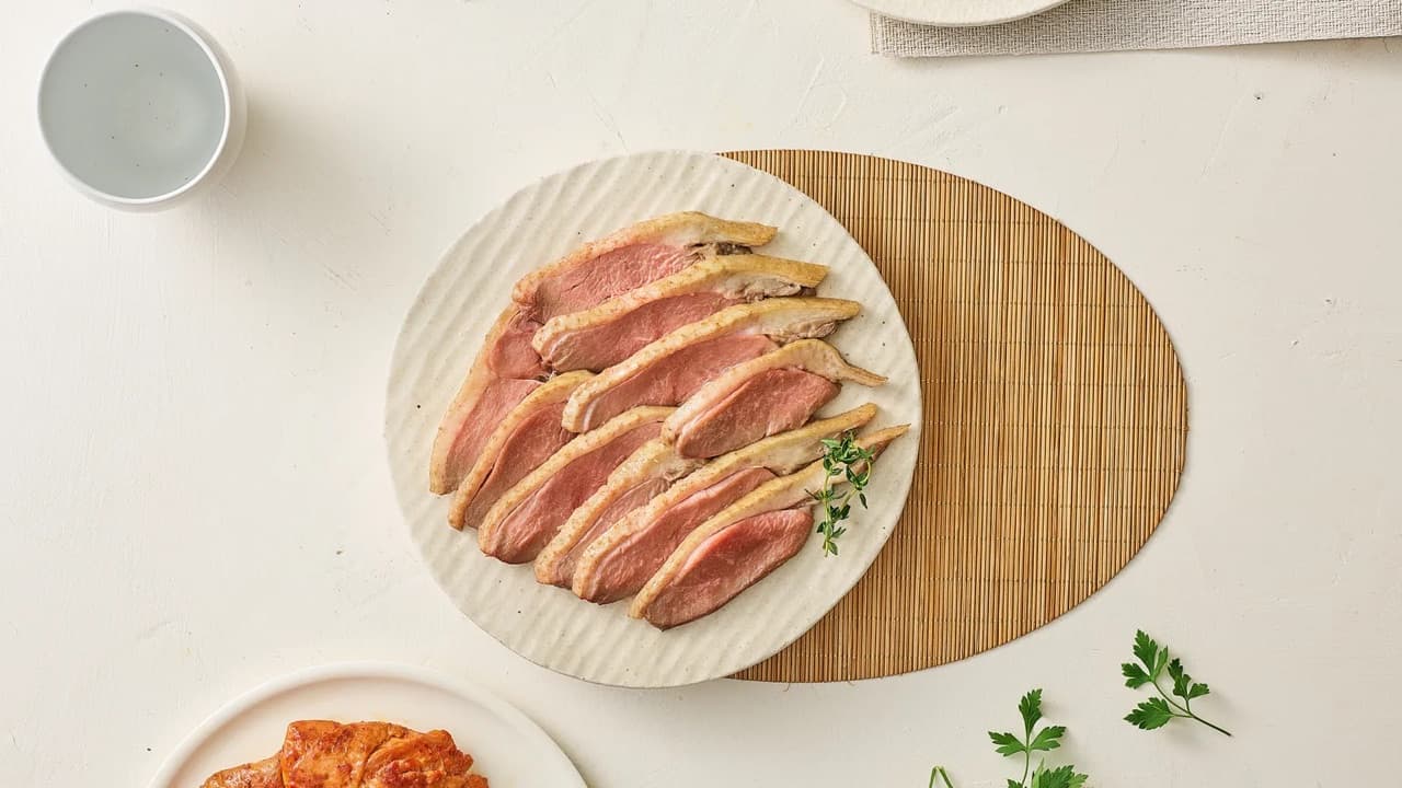 훈제오리와 주물럭, 양념닭을 접시에 담아 깔끔하게 차린 식탁 상차림
