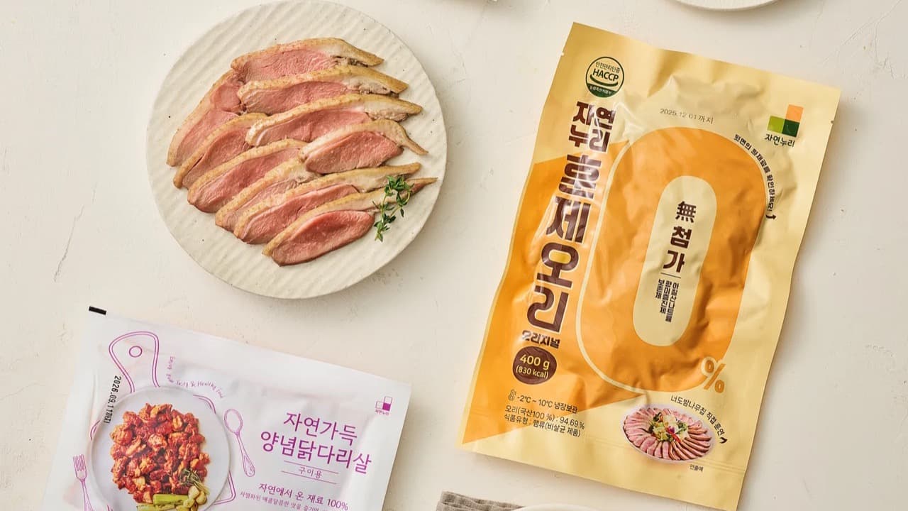 여러 제품 봉지와 훈제오리·양념요리 접시를 위에서 내려다본 플랫레이