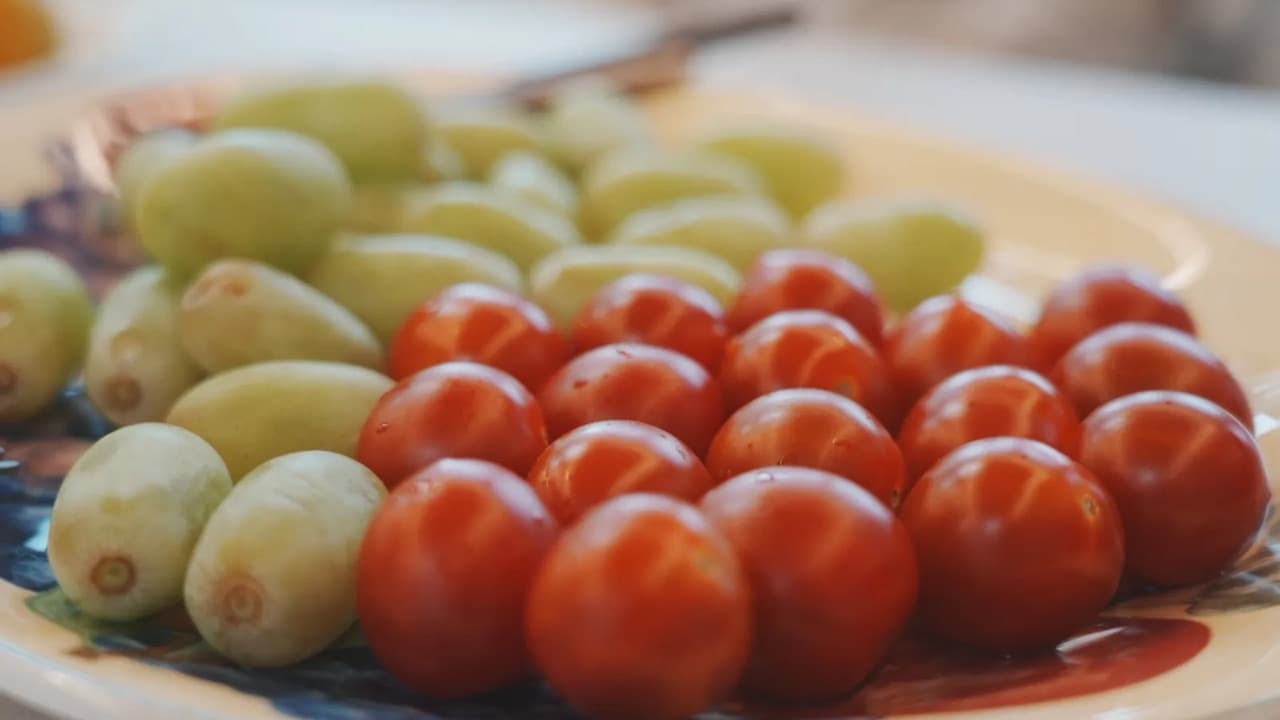 윤기 나는 방울토마토와 청포도를 가까이 잡은 신선 과일 클로즈업