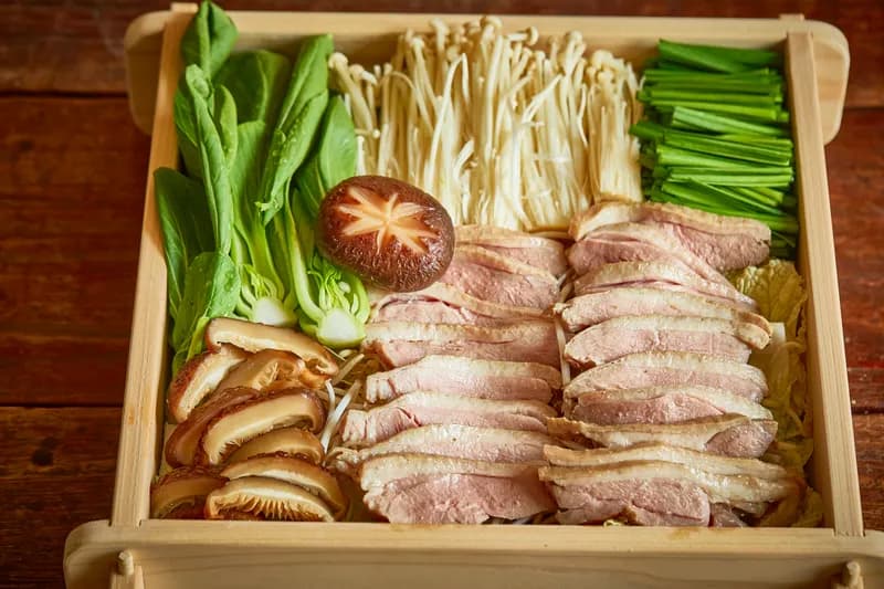 슬라이스 오리고기와 청경채·버섯을 담은 샤브샤브 상차림