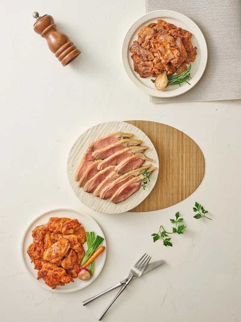 양념 오리고기·훈제오리·양념닭 세 접시 비교 상차림