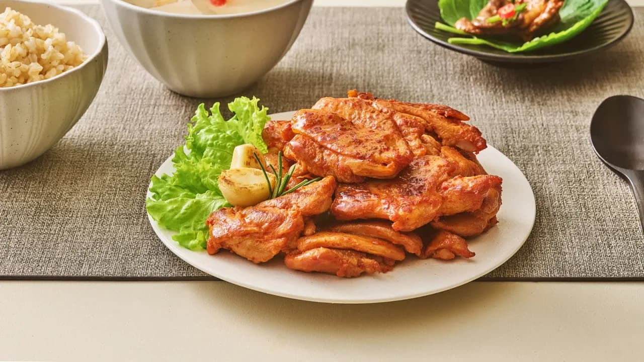 오리주물럭 요리 접시와 자연누리 오리주물럭 제품 봉지