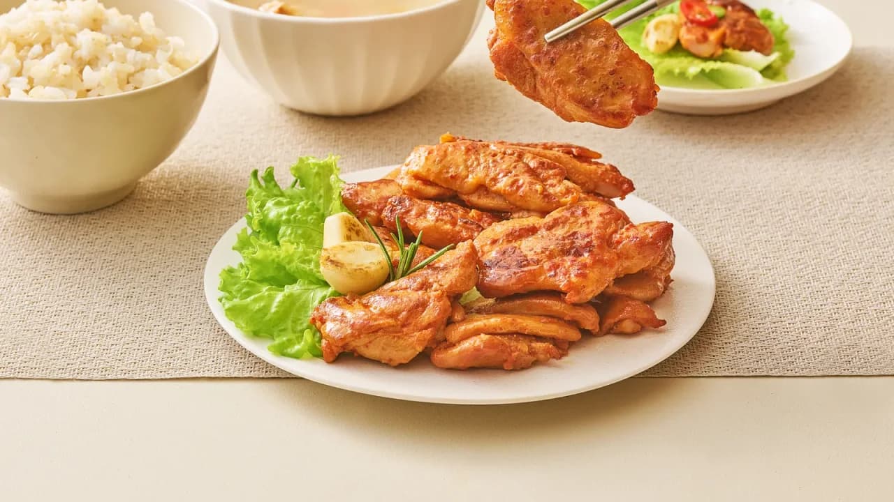 샐러드 위에 올린 훈제맛 닭가슴살 — 고단백 다이어트 한 끼