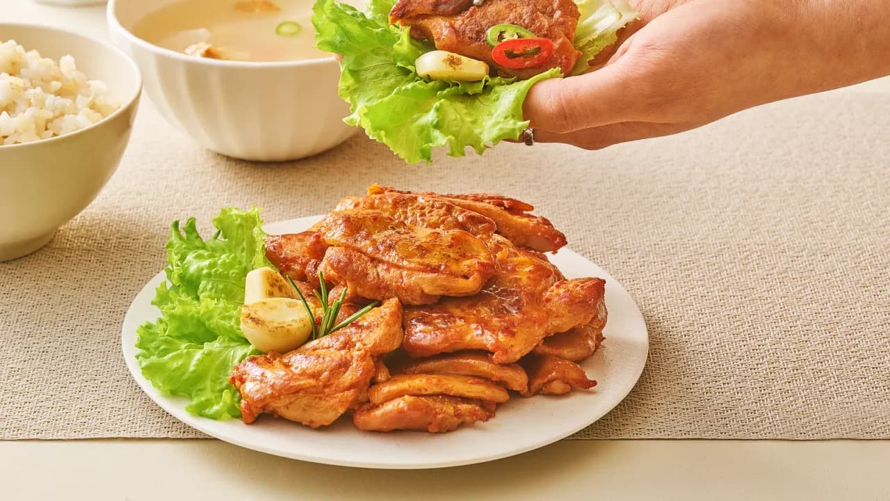 오리 불고기와 밥, 국, 깻잎쌈을 차린 한식 한상