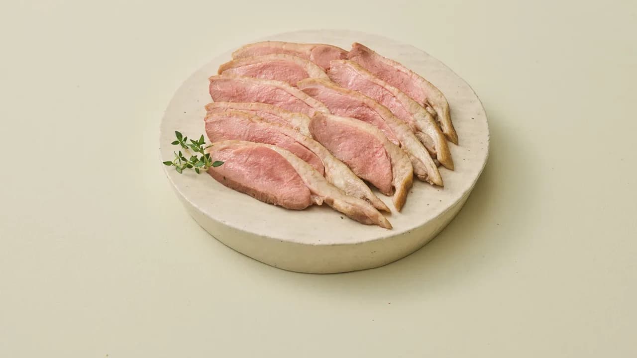 접시에 가지런히 담은 훈제오리 슬라이스